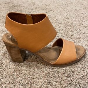 TOM’S WOMEN’S TAN BLOCK HEEL ZIP UP SANDAL SZ 9